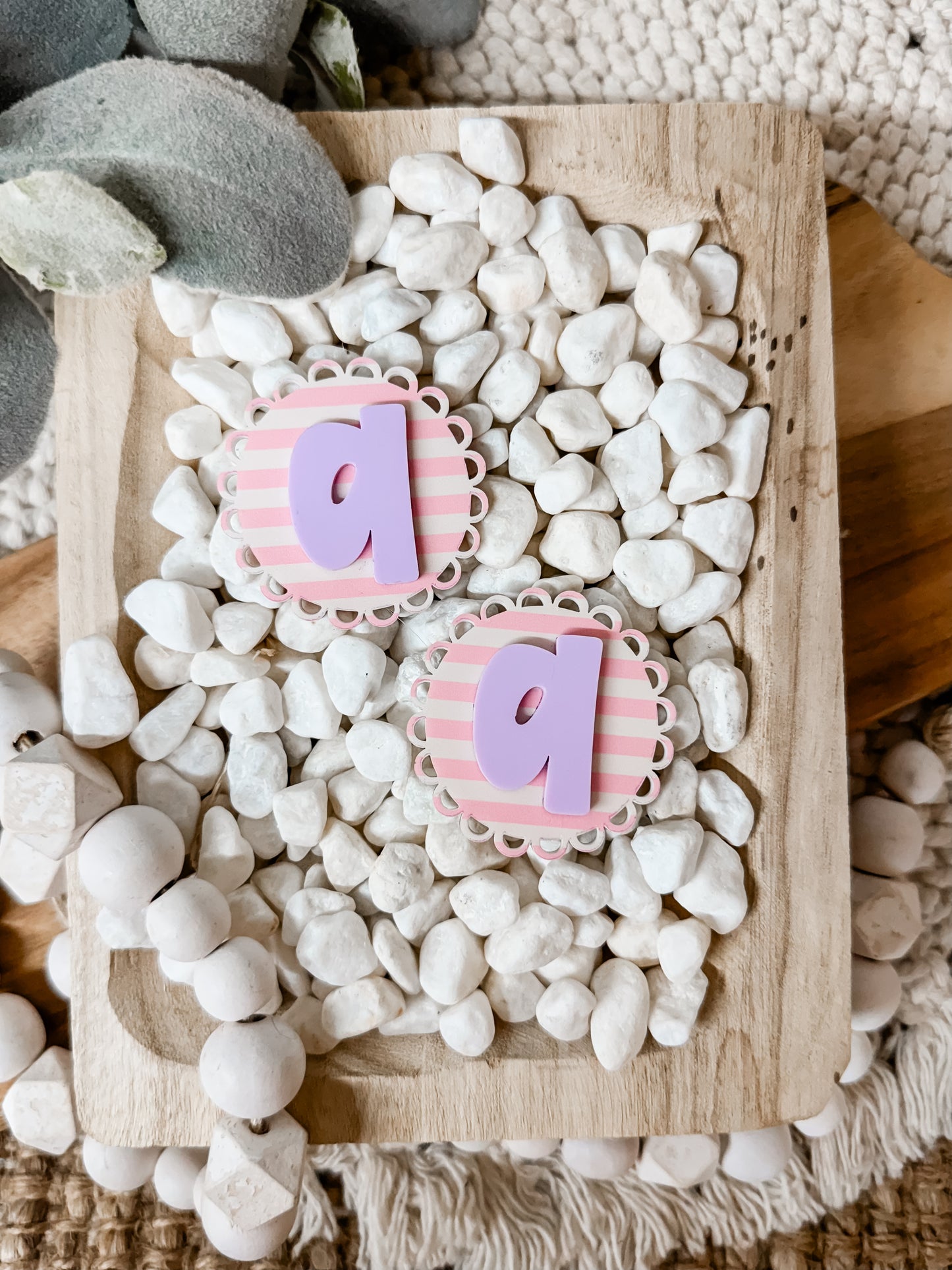 LIGHT PINK AND CREAM SCALLOP INITAL CLIP
