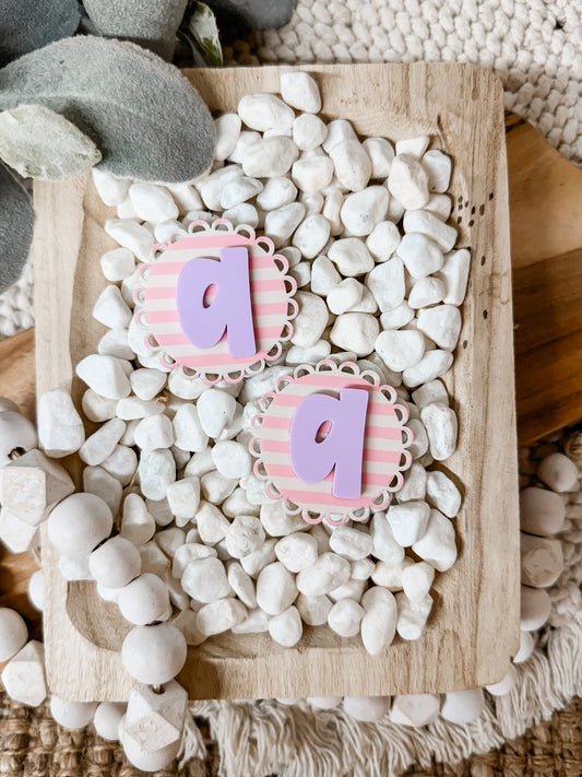 LIGHT PINK AND CREAM SCALLOP INITAL CLIP